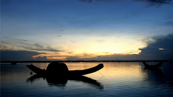 &Acirc;m hưởng đẹp tr&ecirc;n d&ograve;ng ph&aacute; Tam Giang